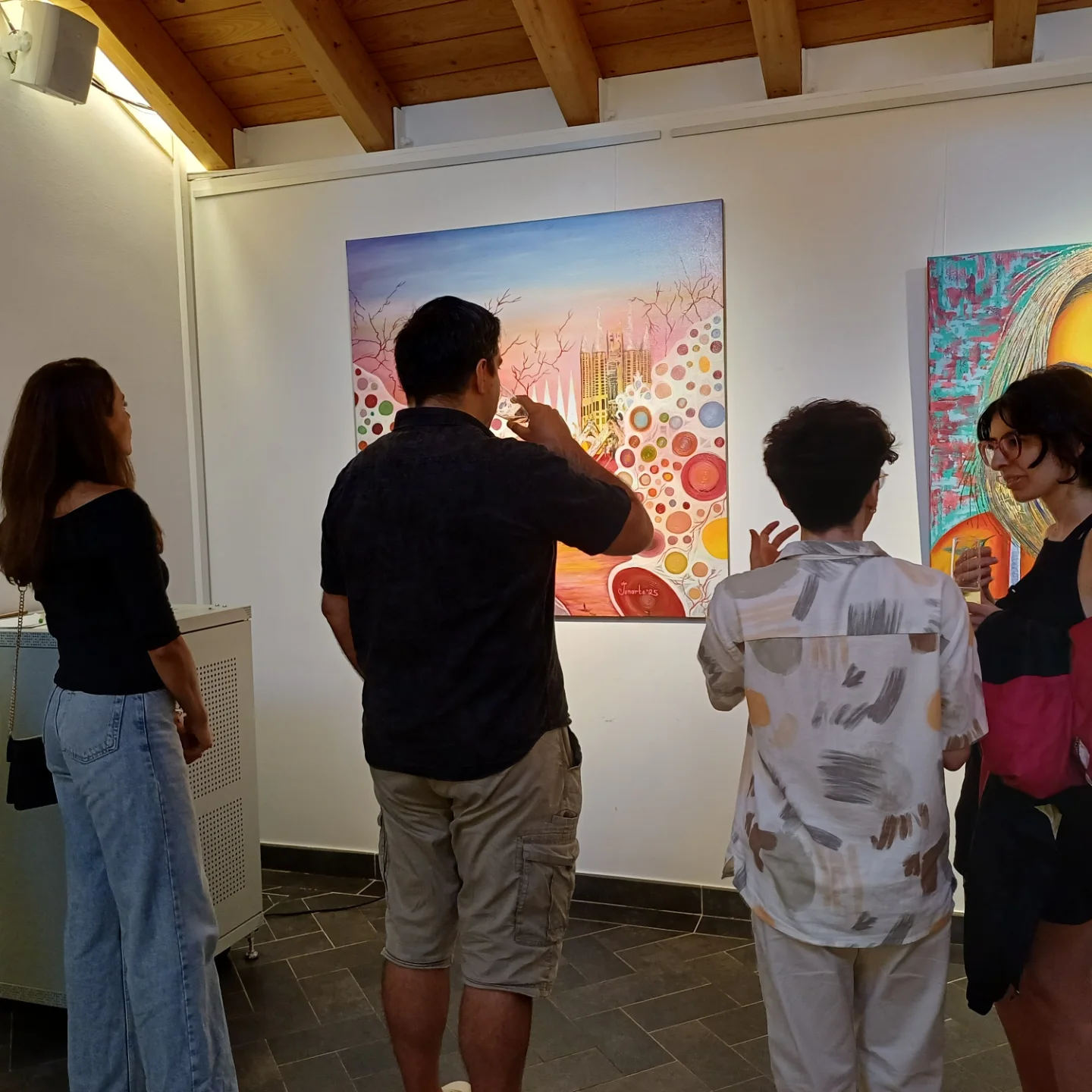 Público frente a la obra · Sala principal
