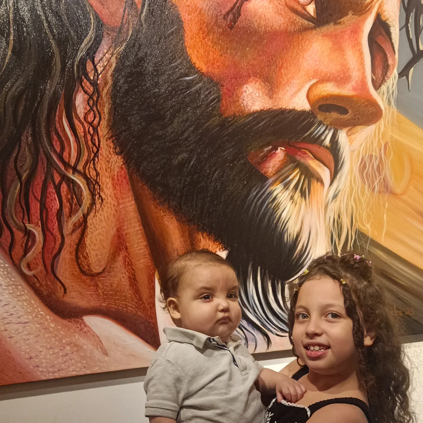 Con su hermano frente a la obra