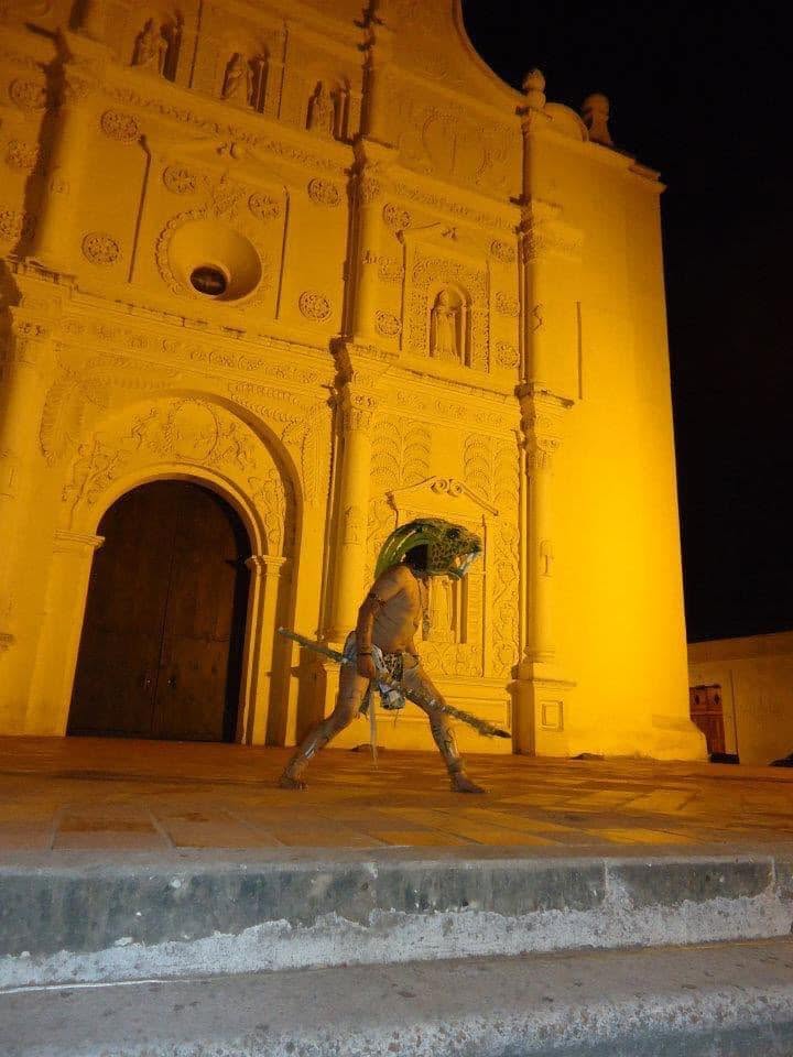 Escena frente a la fachada de una iglesia