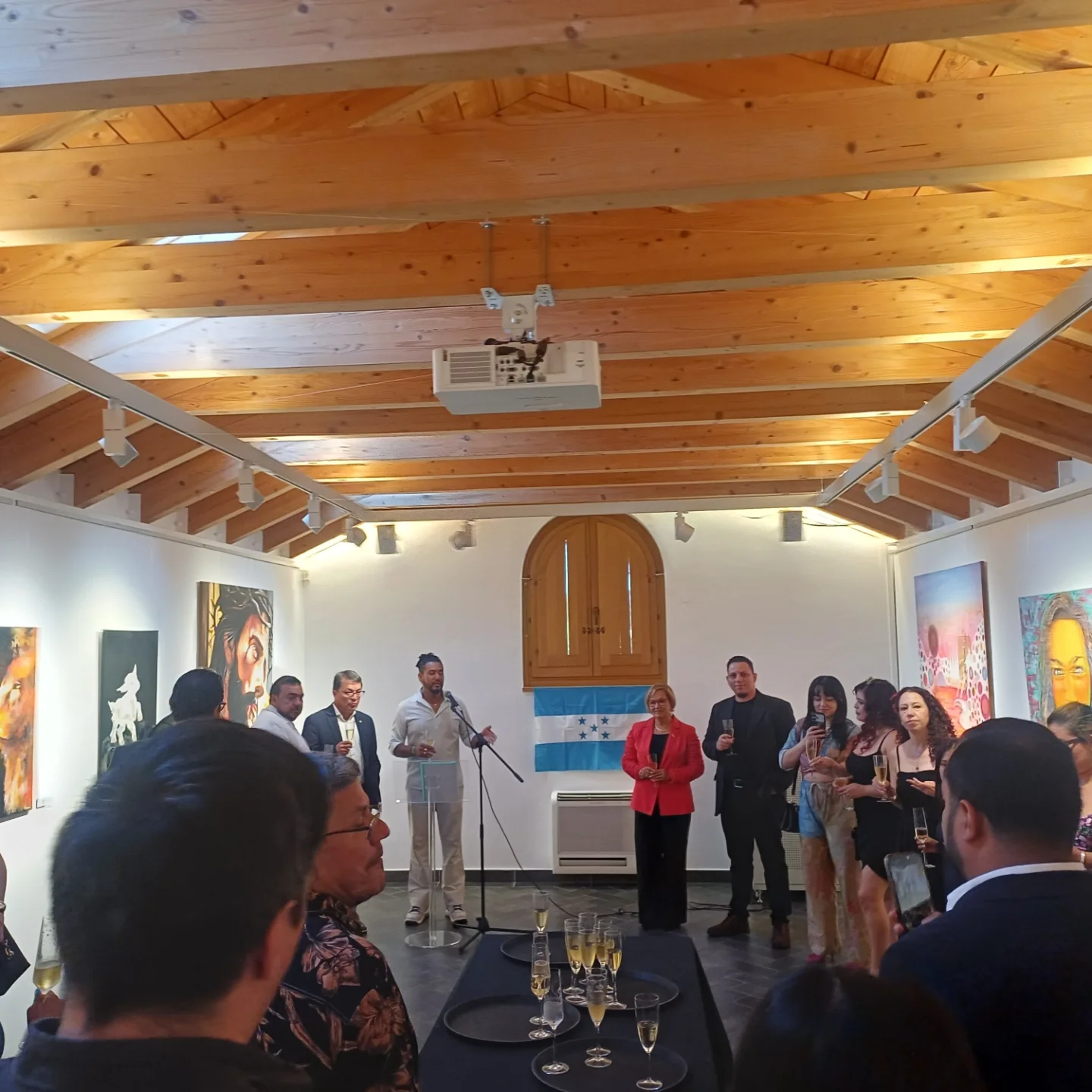 Inauguración · Discurso con bandera de Honduras