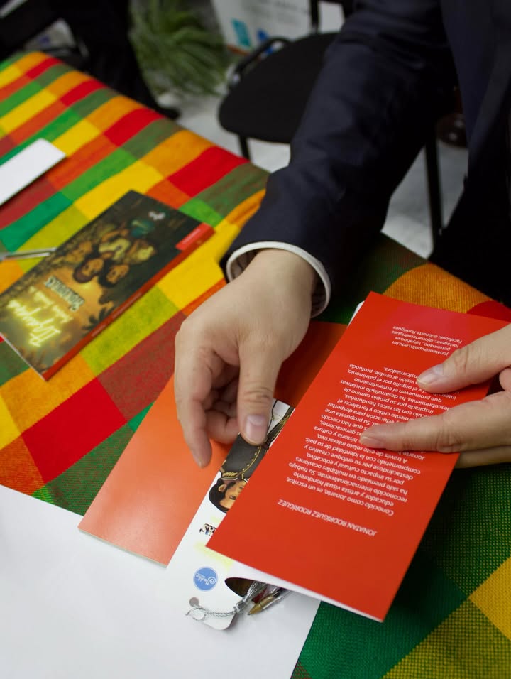 Contraportada y biografía del autor