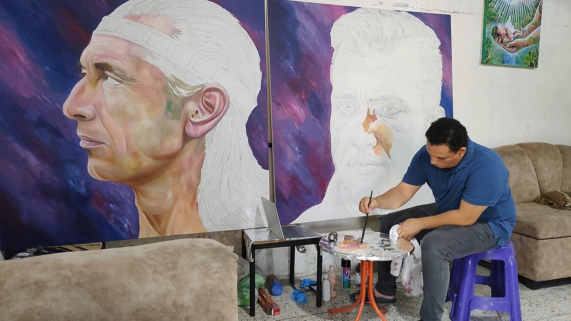JonArte pintando al óleo dos grandes retratos en su estudio, con paleta y pinceles