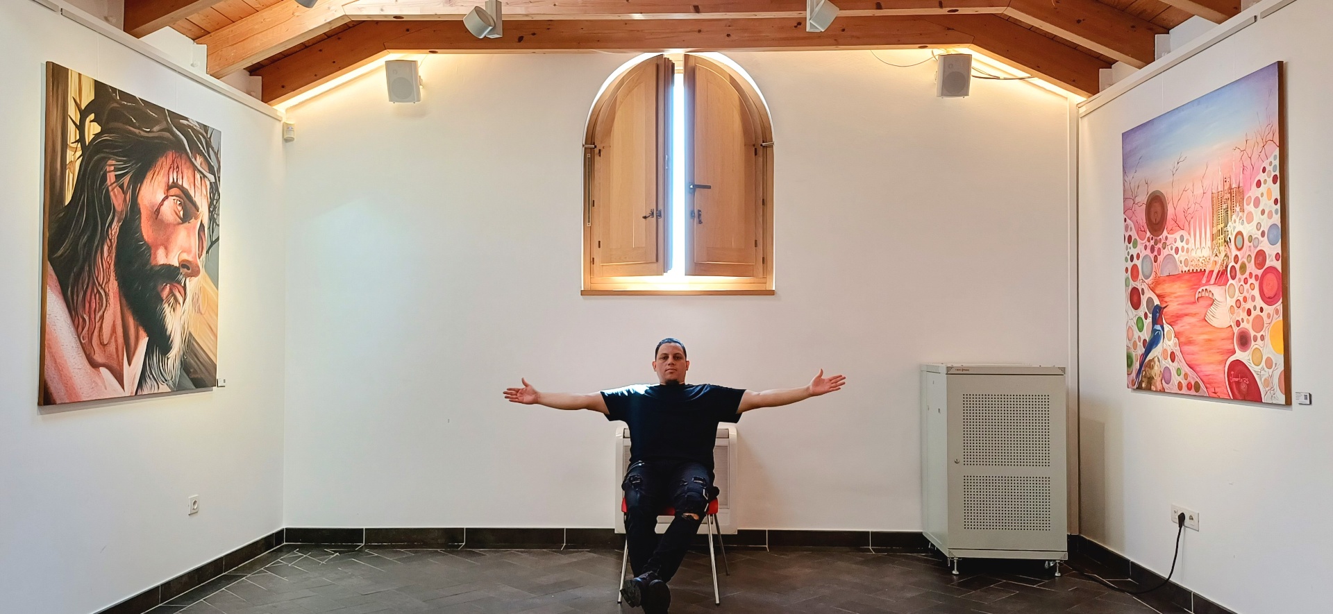 El artista entre sus obras · Vista panorámica de sala