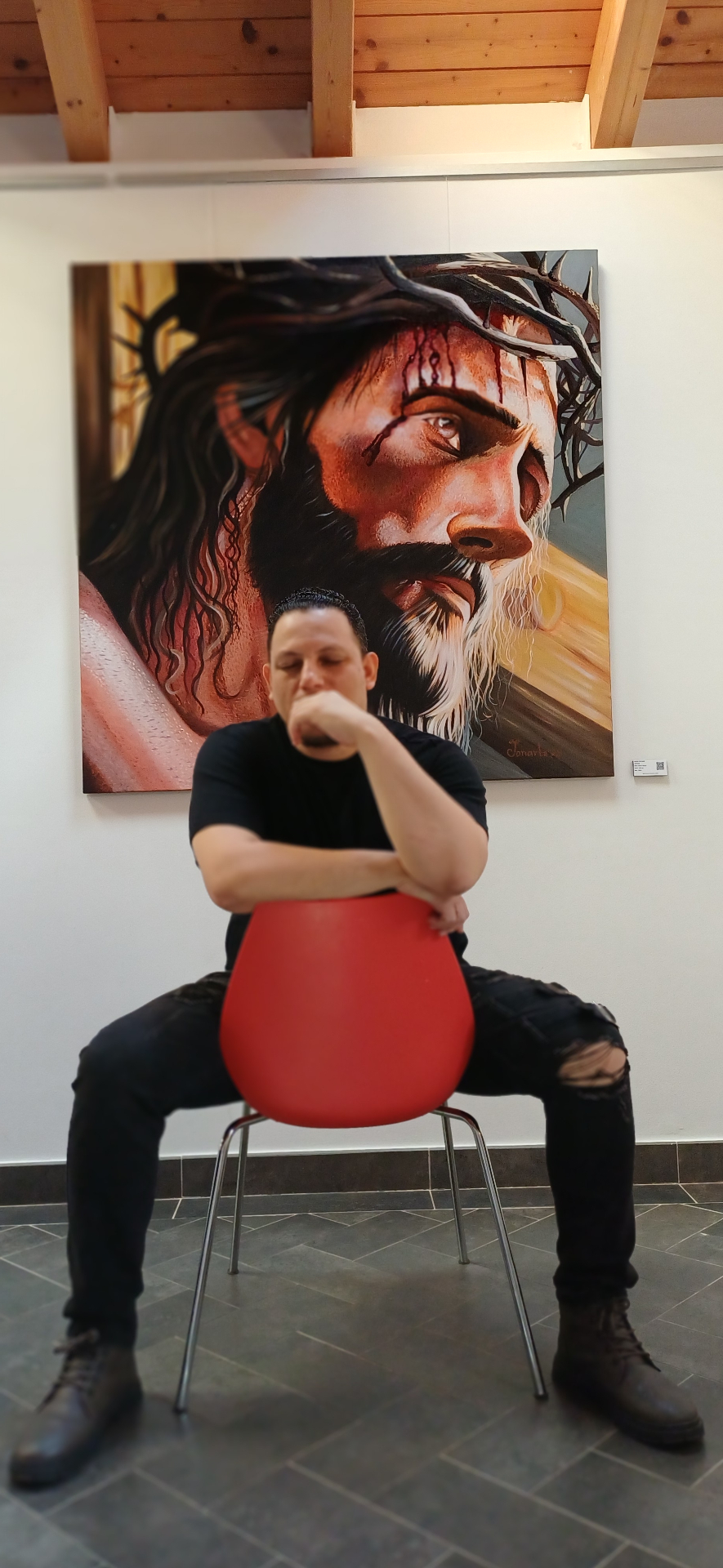 Frente al Cristo · Retrato del artista