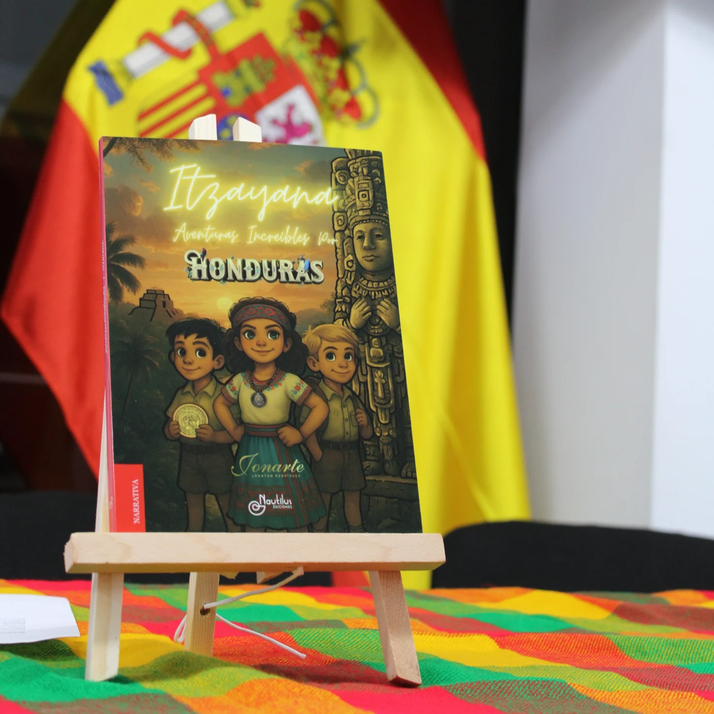 Presentación oficial · Itzayana en atril