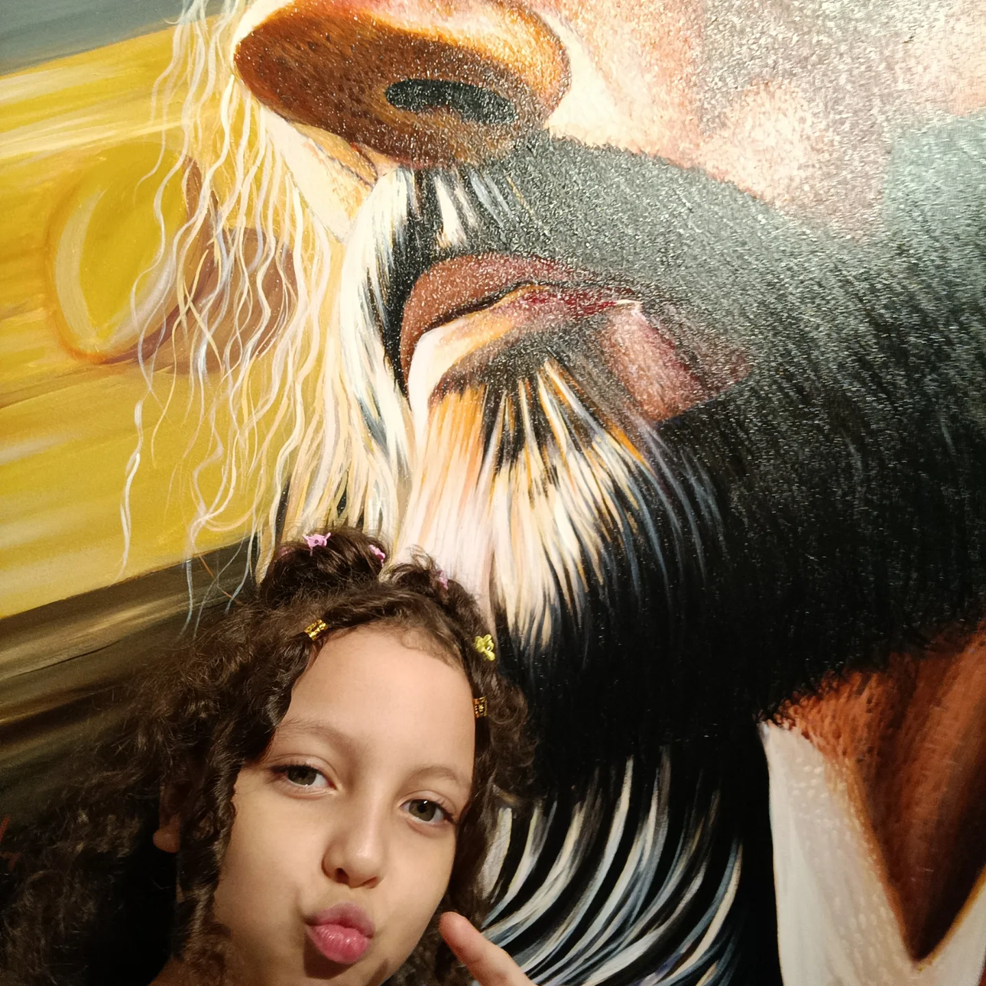 Frente al mural del artista