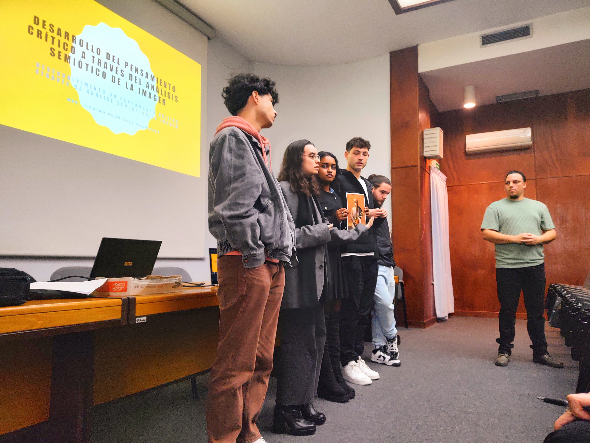 Alumnos presentando su trabajo durante una sesión del taller