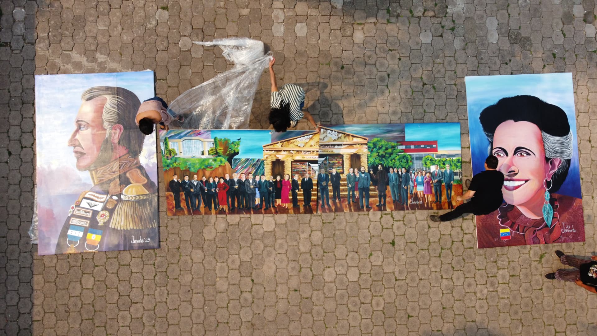 Vista aérea del edificio de la UPNFM con el mural de Jonarte