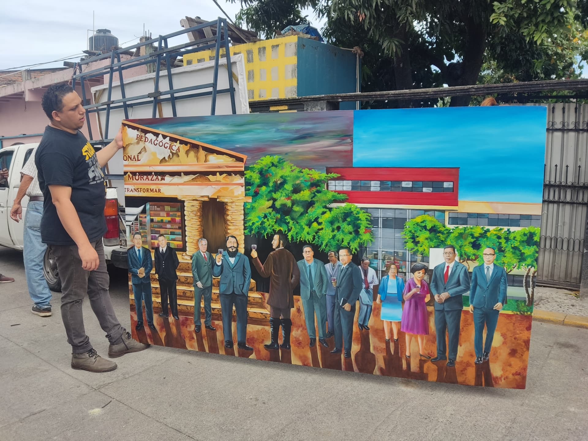 El mural institucional visto desde la calle en Tegucigalpa